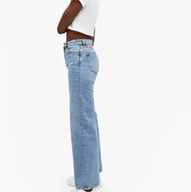 Populära Yoko jeansen från monki! Säljer då de är för små för mig. Köpte här på plick men aldrig använda av mig. Passar perfekt för mig som är 168. Kostar originellt 400kr. Jeans & Byxor.