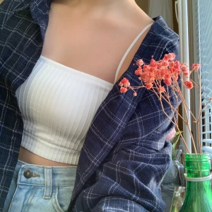 Retro skjorta💜🦋 - Asball skjort-cardigan med retro vibes, oversized för mig som har XS/S! Kan mötas upp i Lund annars betalar köparen frakten😼 