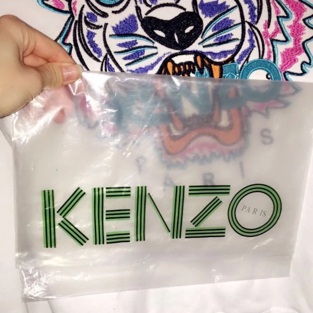 Säljer min kenzo nu pga den kommer inte till användning den är som helt ny den är inte använd utomhus.. Hoodies.
