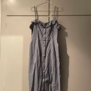 Klänning HM trend, 42 - Klänning från HM trend storlek 42, använd men hittar ingenting att anmärka på!