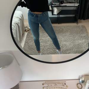 Blåa, tajta jeans med lite slitningar, från Zara i storlek 36.  