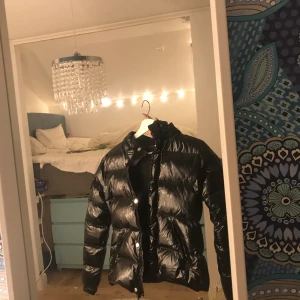 Svart Dunjacka  - Säljer min dunjacka eftersom den har blivit för liten och har heller inte kommit till så mycket användning. Den är värmer och är inte använd någon gång💕 den har även fickor på sidorna och dragkedja med knappar också. Buda från 400kr uppåt 