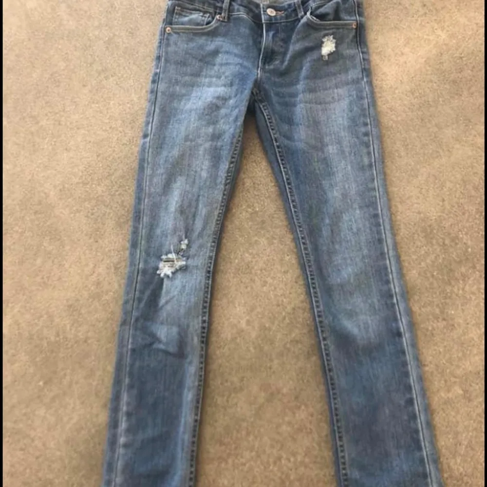 Fina Levis jeans, med snygga slitningar. Storlek 12. Modell 711 Skinny. Pris: 200kr, ev porto tillkommer. Jeans & Byxor.