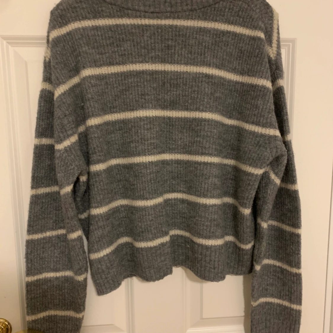 Randig, stickad tröja från h&m, storlek xs