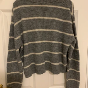 Randig, stickad tröja från h&m, storlek xs - Randig, stickad tröja från h&m, storlek xs. Tröjan är ganska använd, men är fortfarande i bra skick! Köparen står för frakt! 