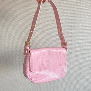 Rosa axelväska  - 63kr frakt tillkommer ⭐️