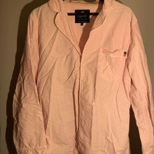 Pyjamasakjorta från Lexington stl M.  - Rosa och vitrandig pyjamasskjorta från Lexington. Aldrig använd, nyskick. Säljer för 200kr. 