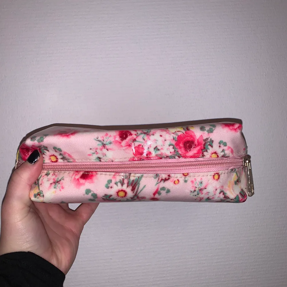 En necessär från Åhléns. Använd ett fåtal gånger och ser helt ny ut🥰 frakten är 50 kr och det står köparen för❤️. Asusteet.