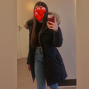 Hollies Livigno jacka - Super varm jacka, perfekt inför vintern! köpte för 3 900 kr och den är storlek 36, passar er som är xs-s ❤️😍 (skicka privat för fler bilder på jackan)