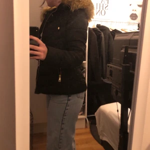 Vinterjacka med luva - Säljer jackan då den är för liten för mig. Varm jacka med fake päls. Bra skick, anpassar sig efter kroppen. Skriv privat för fler bilder.