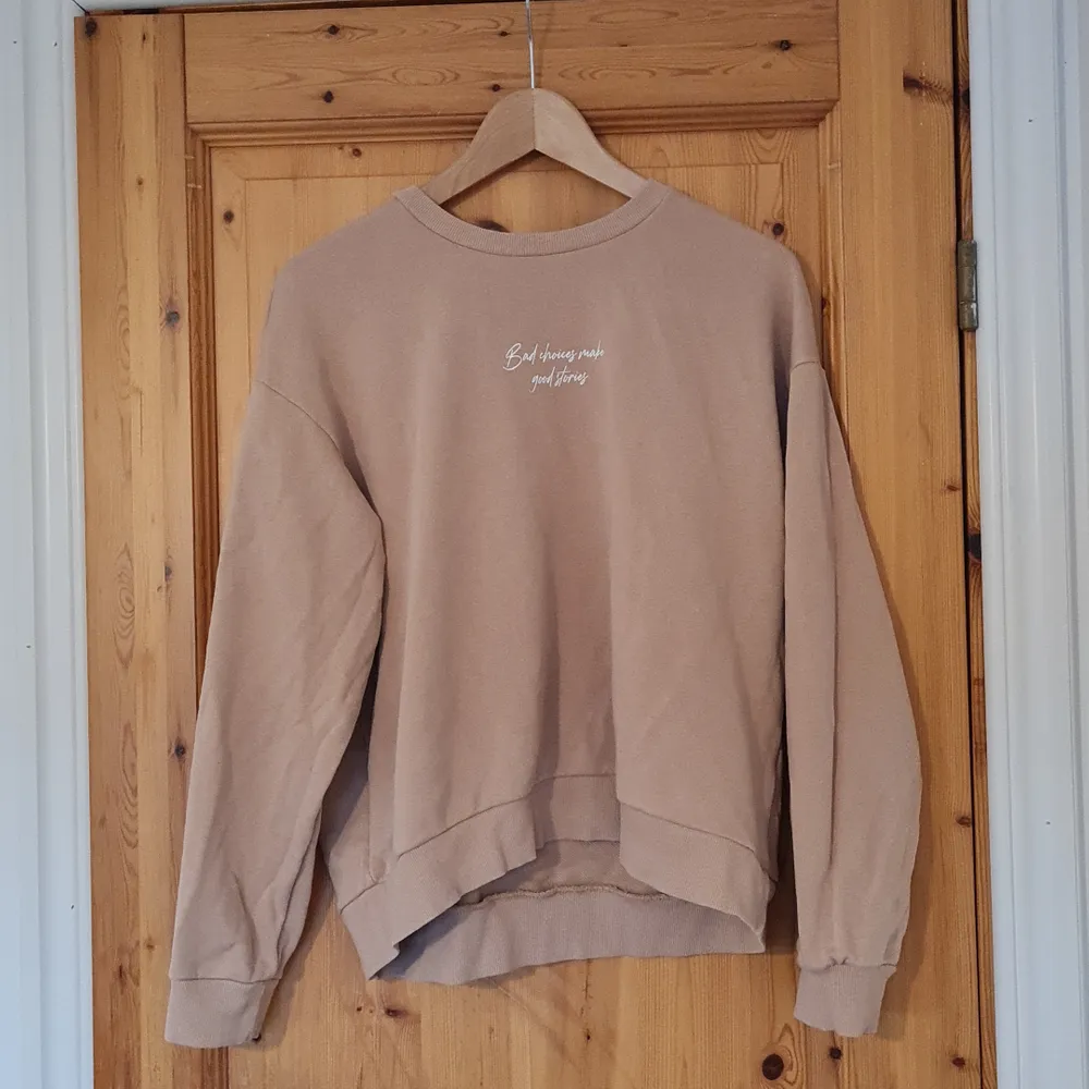 Basic tröja från Zalando, bra kvalitet storlek M. Säljes pga jag trodde den skulle vara rosa, men istället är den typ beige med lite rosa i undertoner, knappt använd tyvärr. . Tröjor & Koftor.