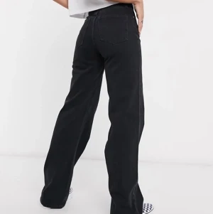 Yoko svarta från monki - Säljer ett par helt nya yoko byxor från monki som blivit förstora😇 Endast testade!💛 Kan skicka fler bilder om så önskas💛 Är flera instresserade så blir det budgivning!😌 Från 199kr