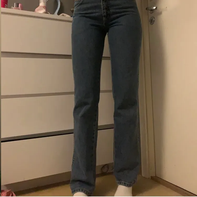 Köpte dessa Wrangler jeans på Plick men de vad tyvärr för stora för mig :/ Modellen är storlek S/M och har ca 27/28 i midjan annars, samt är 175cm. Jag är 165cm och har w25 annars och de var då för stora för mig. Budgivning sker vid flera intresserade, köparen står för frakten 💞. Jeans & Byxor.