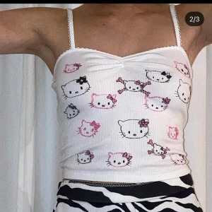 hellokitty cami - hello kitty linne! skapat utav begagnat plagg, handmålat med textilpennor!💗 frakt: 63kr spårbart