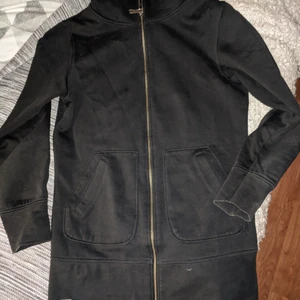 Lång slimfit zip tröja - Längre slimfit modell, hängt med måååånga år men är jätte fin i skicket