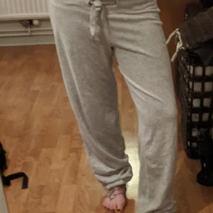 Mjukisbyxor - Mjukisar med lite bredare midja, muddar nertill långa. 