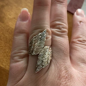 Kenza äkta silver änglavingar  - Så vacker ring från Kenza för guldfynd. Tillverkas inte längre. Änglavingar med gnistrande stenar i äkta silver. Ca 16 mm. Frakt ingår 😊