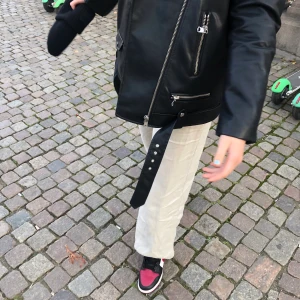 linnebyxor from NA-KD - Snyggaste linnebyxorna från na-kd, sprättat upp sömnen längst ner för att få dom lite längre (är 169). Storlek 34, brukar ha 26 i midjan och dom är helt slutsålda. Köpta för 500kr 💞💞💞 använda typ 3 ggr, frakten ingår 