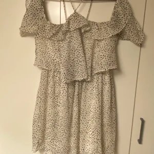 Klänning från Mango - Fin off shoulder klänning från mango i st M. Perferk till sommaren och i fint skick