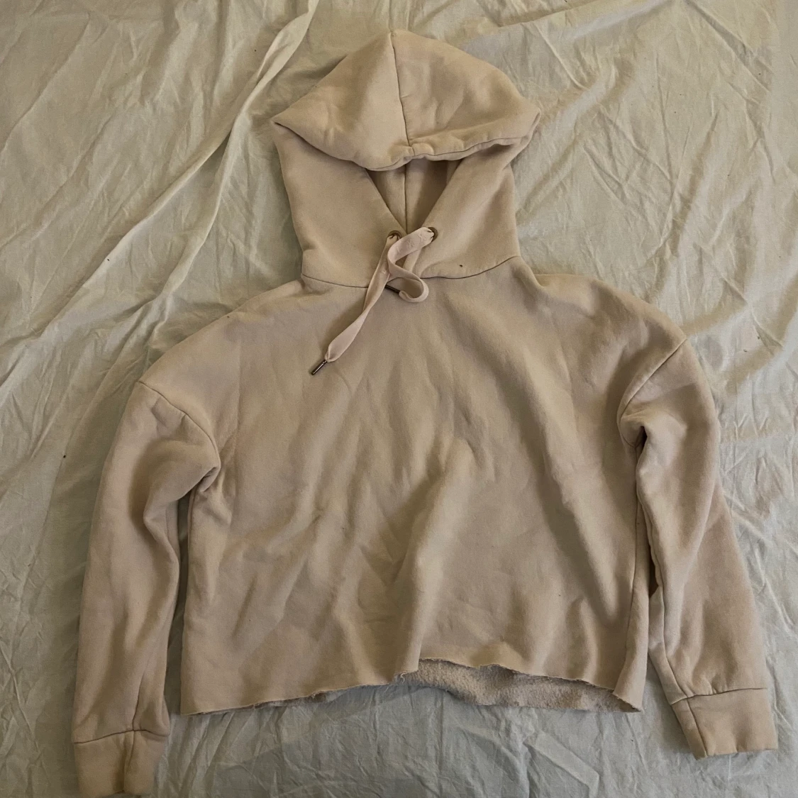 Ljusrosa croppad hoodie