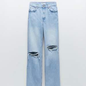 Säljer dessa utsålda ljusblå jeans från Zara. Jeansen är i storlek 32 o är använda ett få tal gånger. Ordinarie priset ligger på 399kr
