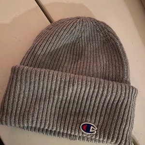 Grå Champion mössa - Helt oanvänd grå mössa från Champion. Köpt för 450kr. 