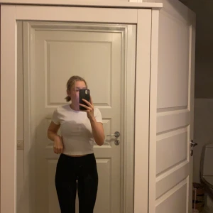 Vit croptop ✊🏼✊🏼 - En ribbad vit croptop från Gina😇😇 aldrig använd❗️❗️ gjord av bomull🥳🥰