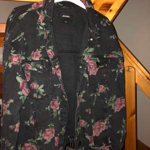 En svart, fantastisk jeansjacka från Monki i stl s. Täckt med fina rosor. Endast använd en gång. 