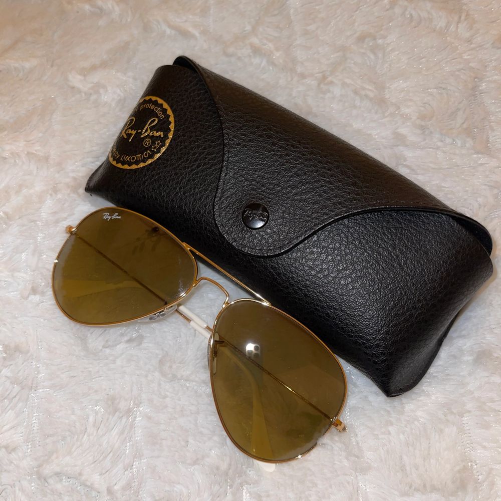 Ray Ban solglasögon i modellen pilot för dam. Lite större passform, passar perfekt för den som gillar lite större solglasögon. Helt oanvända och därmed inga repor eller andra skador. Fodral och putsduk medföljer. Nypris: 1399kr. Kan gå ner i pris vid snabbaffär! 🌸. Accessoarer.
