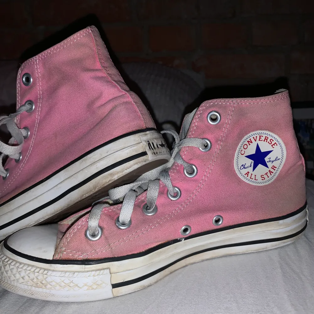 Rosa converse, använda för flera år sedan men bra skick. Har rengjorts men går att tvätta i maskin också har jag för mig. Köparen står för frakt. Priset kan diskuteras. Skor.