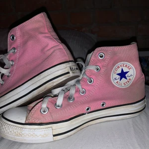 Converse strl 38 - Rosa converse, använda för flera år sedan men bra skick. Har rengjorts men går att tvätta i maskin också har jag för mig. Köparen står för frakt. Priset kan diskuteras