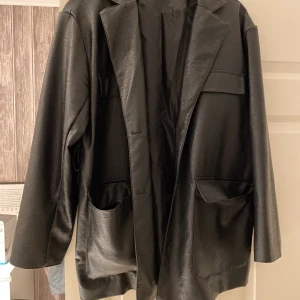 Skinnkavaj  - Skinn kavaj från Nakd, köpt i våras 2020, använd fåtalet gånger och i superfint sick! Storlek M men oversized! Hällor i vildkanin då det medföljer ett midjeband i samma material!  200kr + frakt 63kr, kan skicka bild med kavajen på om de önskas😋🥰 