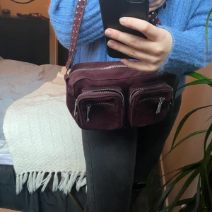 Väska  - Väska från noella i en fin vinröd färg 💓använde ett fåtal gånger men superfin⚡️säljer för 250kr inklusive frakt!  