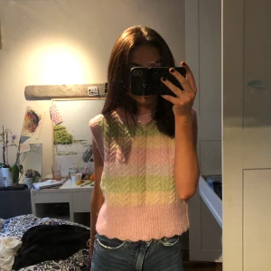 Zara regnbågsfärgad väst - Min fina väst ifrån zara som tyvärr inte kommit till användning! Använd 1 gång. Stl M men skulle säga att den passar xs-m (jag är stl S) utifrån hur du vill att den ska sitta. Bud ifrån 200! Slutsåld på zara. Köparen står för frakt 💕 