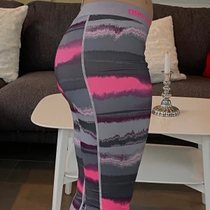 Nike tights strl S - Sporttights från nike. 3/4 långa, slutar strax under knät. Rosa/grå 