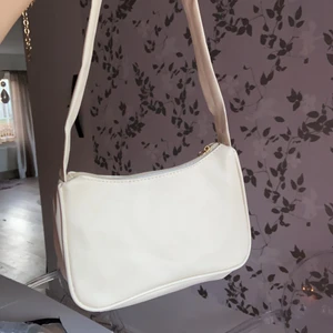 snygg vit shoulder bag - oanvänd! - säljer snygga vita shoulder bags som aldrig använts, perfekt storlek och fint läder liknande material! hör av er om intresserade! säljer även i andra färger, kolla in mina andra annonser om ni är intresserade av dem, om ni köper två stycken får ni de för 300kr + frakt 42kr. annars om ni är intresserade av en så ligger priset på 159kr + 42kr frakt! hör av er om ni undrar något:)
