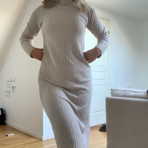 Ribbstickad klänning - Beige Ribbstickad klänning från NAKD! Väldigt skönt material och super fin nu i höst och vinter🥰 använd fåtal gånger. Storlek XS men passar även större storlekar och mindre beroende på hur man vill att klänningen ska sitta!! Frakt tillkommer på 60 kr❤️