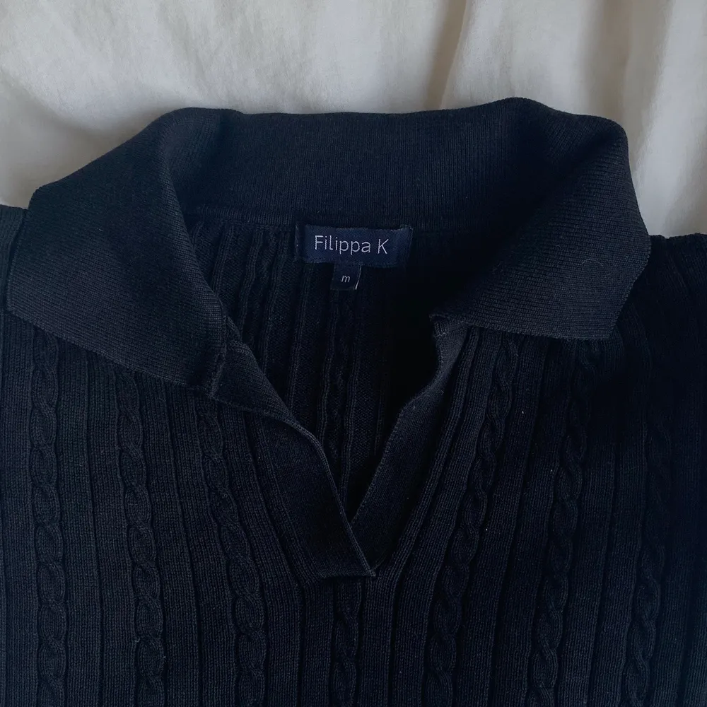 Tidlös stickad tröja i svart, skick 7/10. True to size, frakt 44 kr 🧚🏻. Stickat.