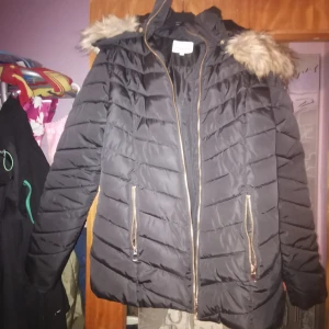 Fin vinterjacka - Vinterjacka storlek 170,även du som har xs kan ha den. Ej äkta päls. 