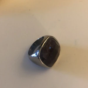 Ring - Stor ring med lila-aktig sten. Säljer för att den inte passar mig.