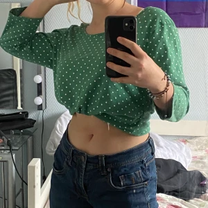 Grön tröja💚 - En grön ganska vanlig tröja med vita söta prickar på🤍 som synes kan man ha den på olika sätt om man så vill eller bara ha den hängande💚 jag som vanligt vis är en S kan ha den som en overaized tröja men om du har M-L sitter den som vanligt, du betalar frakten📦