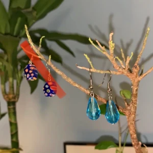 Handgjorda Örhängen - Handgjorda örhängen i glas jag köpte på en marknad i Spanien. Säljer då krokörhängen inte sitter rätt på mina örsnibbar! BLOMMIGA SÅLDA, blå kvar ♥️ 45 kr!