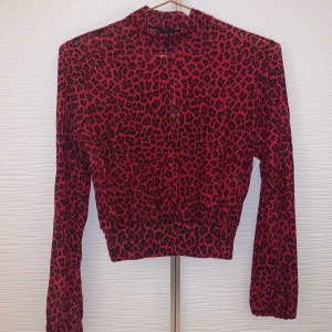 Leopardtopp - En fin helt oanvänd leopardtopp från gina tricot. Köparen står för frakten, 50 kr🥰