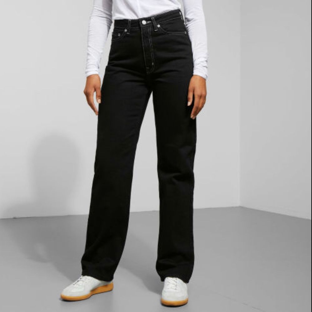 Slutsålda och trendiga svarta weekday jeans med vita kontrastsömmar i modellen ”row” :) välanvända men fortfarande i helt skick och kan definitivt användas ett bra tag till! nypris 500kr!! jag är btw 1,70 lång! 300kr + 63kr spårbar frakt. Jeans & Byxor.
