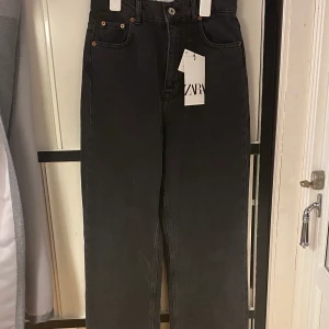 90s high waist jeans - Jeans från zara HELT OANVÄNDA pga av för liten storlek (lappen sitter kvar) långa ben och hög midja( är långa på mig som är 170) köparen betalae frakt 📦🥰