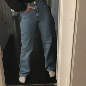 Raka blå jeans från zara  - Populära raka jeans från zara, långa i benen. De sitter as bra och är knappt använda💓