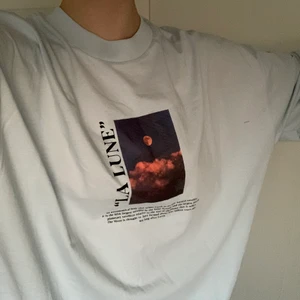 Oversized vintage t-shirt - Helt ny, oanvänd t-shirt i storlek. Riktigt snygg trendsättare, som kan matchas med vida jeans och smycken 😍. Jag rensar min garderob med oanvända kläder!, jag betalar halva frakten! 