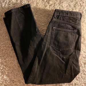 Svarta jeans med vita sömmar från weekday. Skulle säga att dom är mindre än vad storleken säger. Urtvättade men i väldigt bra skick! Frakt står köparen för 💕