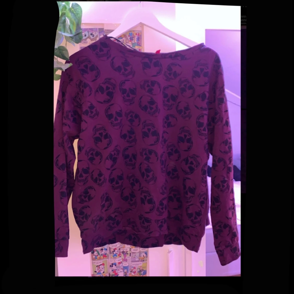 vinröd långtröja med dödskallar