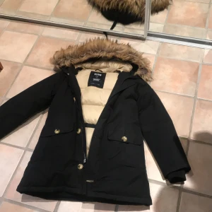 Miss smith jacka från svea - Världens skönaste jacka! Den sluta nedanför rumpan, vilket är skönt då man slipper bli blöt om man sitter på blöta bänkar haha. Den är jättevarmt, har aldrig behövt frysa med denna på. Luvan är fakepäls (!!), vadderingen är 80% dun 20% fjäder. Köpt för 3500kr, sparsamt använd.💖💖🧚🏽